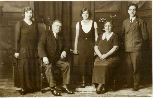 familiefoto_gustaaf_osstyn_met_vrouw_en_kinderen.jpg